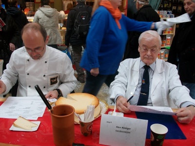 Die Prüfer testen Käasekuchen