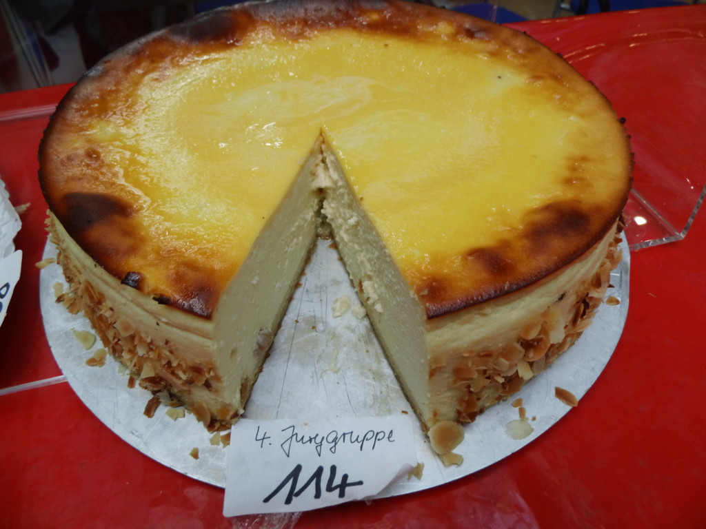Hohe gebackene Käsetorte