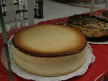 Hohe gebackene Käsetorte