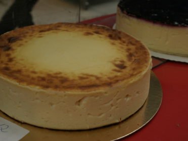 Hohe gebackene Käsetorte